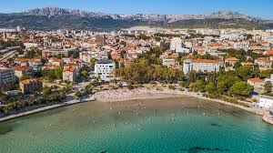 It lies on the eastern shore of the adriatic sea and is spread over a central peninsula and its surroundings. Strand Bacvice