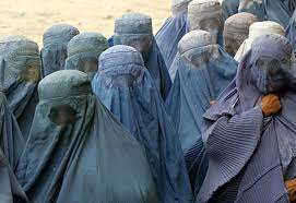 Armed taliban fighters have entered afghanistan's presidential palace in kabul hours after president ashraf ghani fled the country. 29 Absurdas Prohibiciones Que Los Talibanes Le Imponen A Sus Mujeres