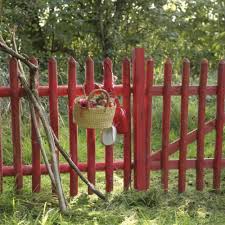 Commencons Par La Petite Cloture De Jardin Intemporelle Que Nous Dessinions Autour De Nos Maisons Sur Nos Dess Barriere Jardin Idees De Cloture Jardins En Bois