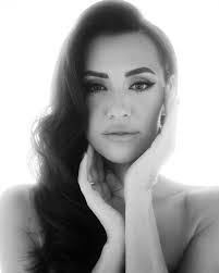 Lisa Walser's Instagram, Twitter & Facebook