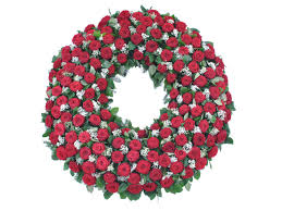 Urnenkranz mit großen roten rosen und weißen polyantharosen und schleierkraut. Kranz Rote Rosen Mit Schleierkraut Fotschl Blumen Wien Gartnerei Wien Trauerfloristik Kranze Buketts Sarggestecke Urnenschmuck Grabpflege Wien Zentralfriedhof