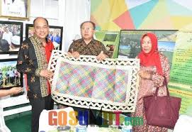 Tikar pandan rangkap dengan warna agak putih. Gonews Kerajinan Tikar Pandan Sergai Dapat Pujian