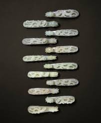 清十八 十九世紀 白玉及青白玉螭龍紋帶鉤 一組十二件 asian art museum carving sothebys