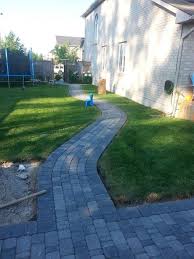 Cesty směřují do okolí a skrz zahrady, omezují přístup a škody z nočního provozu přes záhony. Stone Pathways Concrete Walkway Stones Markstone Landscaping