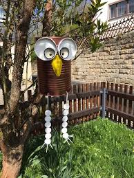 Eule Im Garten Aus Blechdose Und Schraubdeckel Milchtutenupcycling Recyclingbasteln Upcyclingideendeko Upcy Blechdosen Recycling Kunst Blechdosen Basteln