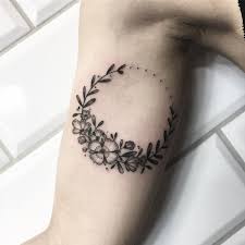 Halbmond Tattoo Bedeutung Und Viele Tolle Ideen Und Inspirationen In 2020 Halbmond Tattoo Mond Tattoos Tattoo Bedeutungen