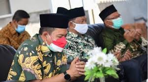 Menurut beberapa penafsiran, melihat mayar tebungkus kain kafan dalam mimpi memiliki arti bahwa akan datang bantuan yang tidak terduga atau tidak pernah dibayangkan sebelumnya dalam kehidupan anda. Wqj56rzkdw6r7m