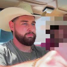 Do other Secular Franciscans wear their Tau pins in public?