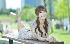 新婚夜前，给老爸夺了处女- 色情001 小手握着一根硕大骇人的粗壮阳具，瑶鼻娇哼细喘地回应著他的淫邪挑逗。