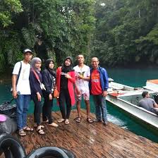Pantulan pepohonan yang masih alami di sekeliling danau juga memperindah pemandangan di danau ini. Trip Darat Samarinda Kepulauan Derawan Labuan Cermin Biduk2 Berau 22 26 Desember 2017 Kuota Minimal 5 Orang Start Dari Samarinda Include Dalam Paket A Transport Mobil Pp Samarinda B Penginapan Ac 2