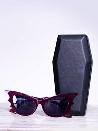Vamp Batwing Sunglasses in Oxblood – La Femme En Noir