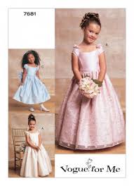 Girls tiered ruffle princess holiday dress with embellished collar. Patron Vogue 7681 Robe Princesse Fille