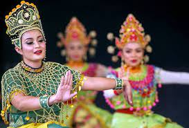 Mak yong merupakan tarian melayu yang begitu unik dan halus sifatnya. Sejarah Dan Makna Tari Mak Yong Sering Jalan