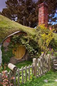 La Maison De Hobbit Maisons Uniques Inspirees Par Le Seigneur Des Anneaux Archzine Fr Hobbit House Fairytale House Earth Sheltered