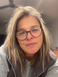 להתעורר ליומולדת קצת אחרת.. הגיל: 47. הסטטוס: גרושה חודש (וקצת). הsetting:  במטבח בפיג׳מה. הילדים: אצל רועי עד הצהרים. השקט בבית: לא משהו בכלל. לומדת  להסתכל לעצמי בעיניים (דרך המצלמה של האייפון) ואולי