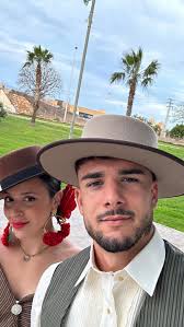 Las manos siempre van al pan, o al rebujito 🤪💃🏽, Outfit  @galerie_torrevieja , #flamenco #feria #sevilla #feriadesevilla #sevillanas  #ferias