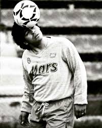 Maradona Le Esta Diciendo Sabes Lo Que Te Quiero Diego Maradona Fotos De Futbol Poster De Futbol