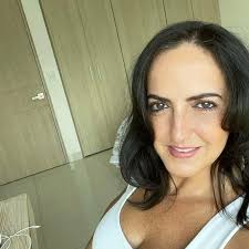 Él mide 1,70 metros y ella 1,74 pero como cabal usa tacones se aumenta la diferencia. Maria Fernanda Cabal Facebook