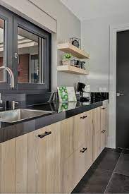 houten keuken met zwart blad houten keuken keuken keuken interieur