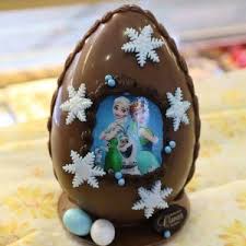 In basso all'immagine sono presenti quattro uova di pasqua colorate e decorate da linee e palline. Le Migliori Uova Di Cioccolato Per La Pasqua Bergamo E Provincia