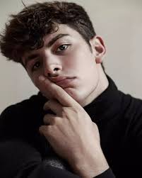 脚踏两只船？同时约会Manu Rios和James Charles，这男模不简单！_搜狐网