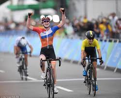 Den polske rytter kan i det mindste vide, at hun ikke skal dyste mod anna van der breggen næste sæson, da hollænderen går på pension. Anna Van Der Breggen Wins Women S Road Race Gold At The Rio Olympics 2016 As Lizzie Armitstead Misses Out On The Medals Daily Mail Online