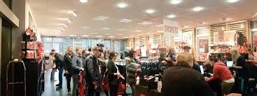 Bei einer ausgedehnten shoppingtour in der barbarossastadt darf naturlich. 1 Fc Kaiserslautern On Twitter Yoursuperfriday Im Fck Fanshop Am Stadion Kaum Geoffnet Sichern Sich Die Ersten Fans Schon Ihr Trikot Zum Knallerpreis Betze Https T Co Zgmuilbhwj