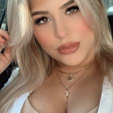 Kelsey Chase's Instagram, Twitter & Facebook