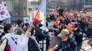 韓国「運命の1週間」デモ現場でぶつかり合う敵意…観光スポット北村韓屋村がK-POPもK-フードも押さえ込む「K-分断」の現場に（FNNプライムオンライン）  - Yahoo!ニュース