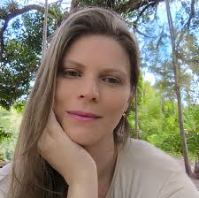 Se um dia você encontrar esse casulinho andando pelo armário ou pelas  paredes, não ignore. O que está aí dentro é uma larva de traça-de-roupa e  ela pode estar se alimentando das