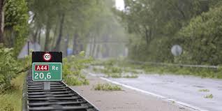 Code geel kan 48 uur voordat het weerfenomeen optreedt, worden uitgegeven. Uitleg Knmi Kleurcodes Zlm Verzekeringen