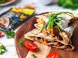 Tortilu nahřejeme a potřeme tatarskou omáčkou. Quesadillas S Kuracim Masom Maggi