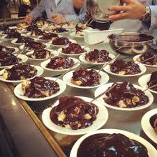 Profiterol tatlısının adının söylenmesi zor olsa da tadı nefistir ve türkiye'de en sevilen tatlılardan biridir. Inci Pastanesi Dessert Shop In Beyoglu
