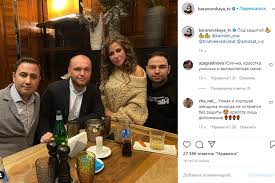 Барановская даже снимала одно из выступлений певца на свой мобильный телефон. U Odnogo Na Kolenkah Sidit Baranovskaya Provela Vecher S Tremya Muzhchinami