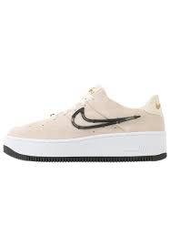 Today, the air force 1 stays true to its roots with soft, springy cushioning, but the nike air technology takes a back seat to the shoe's status as an icon. Nike Sportswear Air Force 1 Sage Sneaker Low Light Cream Black Metallic Gold Weiss Zalando De
