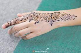 نقش الحناء الجميل على ظهره تصميم الحناء الأنيق والبسيط نقش الحناء خطوة بخطوة
