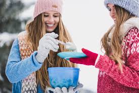 Oft ist ein picknick verbunden mit einer pause während eines ausflugs. Picknick Im Schnee Tupperware