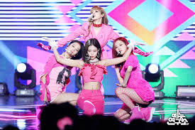 Cape berkilau jennie · 3. 7 Baju Panggung Blackpink Yang Kelewat Seksi