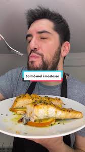 Salmó mel i mostassa 🐟/ Salmón miel y mostaza 🐟 Ingredients: • Salmó • 1  cullerada de mel • 1 cullerada d’oli d’oliva verge extra • 1 cullerada de  mostassa • Suc de llimona • Coriandre • Sal i pebre ...