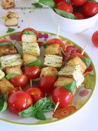 Il pinzimonio di verdure è un antipasto (o contorno) leggero, fresco e molto salutare che consiste in un misto di verdure crude tagliate a bastoncini o pezzetti da intingere in un condimento (il pinzimonio, appunto) fatto con olio e sale al quale si può aggiungere pepe, del succo di limone o dell'aceto; 8 Idee Su Spiedini Di Verdure Spiedini Di Verdure Spiedini Spiedini Vegetariani