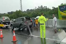 Kecelakaan kembali terjadi di tol cipali tepatnya di kilometer 113.200 jalur b kampung haniwung, minggu (1/12/2019) pada pukul 05.15 wib. Bpacbxtcbgb9nm