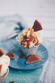 Stroopwafel Cupcakes Mit Karamellwaffeln Karamellsosse Und Frischkase Lebensmittel Essen Stroopwafels Cupcakes