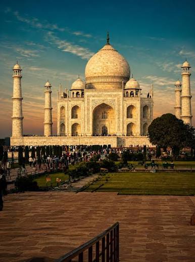 The Majestic Taj Mahal 🇮🇳 If you haven't been to India do yourself and a favor and go 😍 . . #tajmahal #india #travel #adventure #wonderoftheworld #southeastasia
