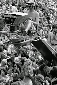Black And White Woodstock 30 Rare And Amazing Black And White Photographs Of The 1969 Woodstock Festival Taken By Baron Wolman Woodstock Festival Woodstock 1969 Woodstock Photos