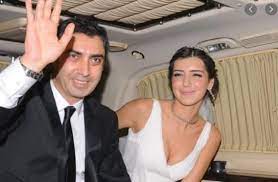 Dönüş için uçağa binmesinden sonra amerika'da yaşanan saldırı nedeni ile iniş iptal olduğundan, ailesinin yanına döndü. Z9d5d0vj3qmsym