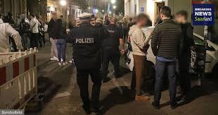 Mit der offiziellen app von breaking news saarland seid ihr ab. Hunderte Menschen Am Abend Auf Dem St Johanner Markt Polizei Greift Nicht Ein Breaking News Saarland