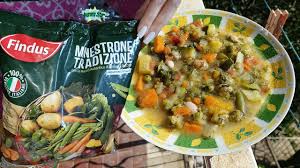 Fai cuocere il minestrone per 40/45 minuti circa girandolo ogni tanto con un mestolo. Ricetta Come Cucinare Un Goloso Minestrone Surgelato Youtube