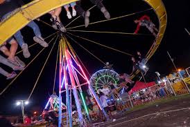 Rumah korang yang mana satu. Foto Kendati Berbahaya Wahana Ombak Banyu Tetap Diminati Di Pasar Malam