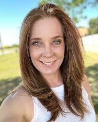 Robyn Higginson's Instagram, Twitter & Facebook