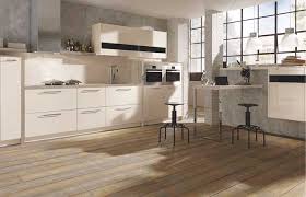 El pavimento imitación madera da un aspecto muy natural y elegante al suelo de mi cocina. Suelos Cocina Claves Para Acertar En Su Eleccion Foto 1